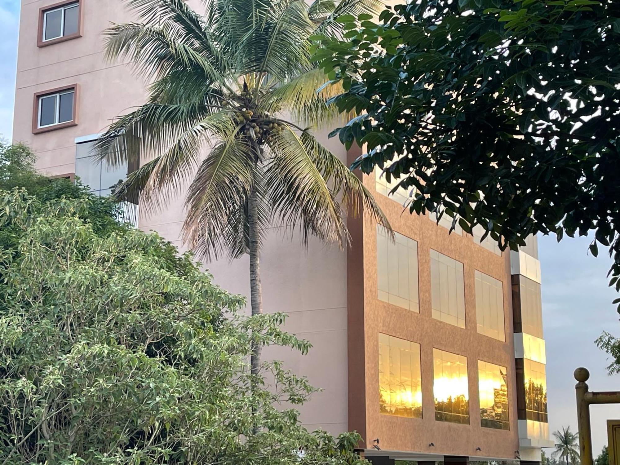 Hotel Aashraya Dod Jala Buitenkant foto